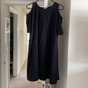 Open shoulder breezy black dress 🥰😎